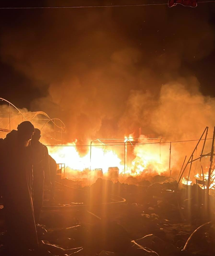 Incêndio Noturno: Chamas Devoram Estruturas e Fumaça