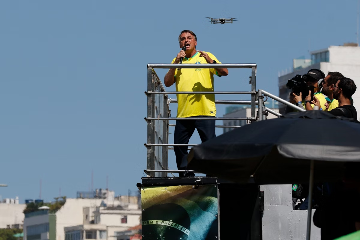 Bolsonaro discursa em palanque com drone e equipes de mídia