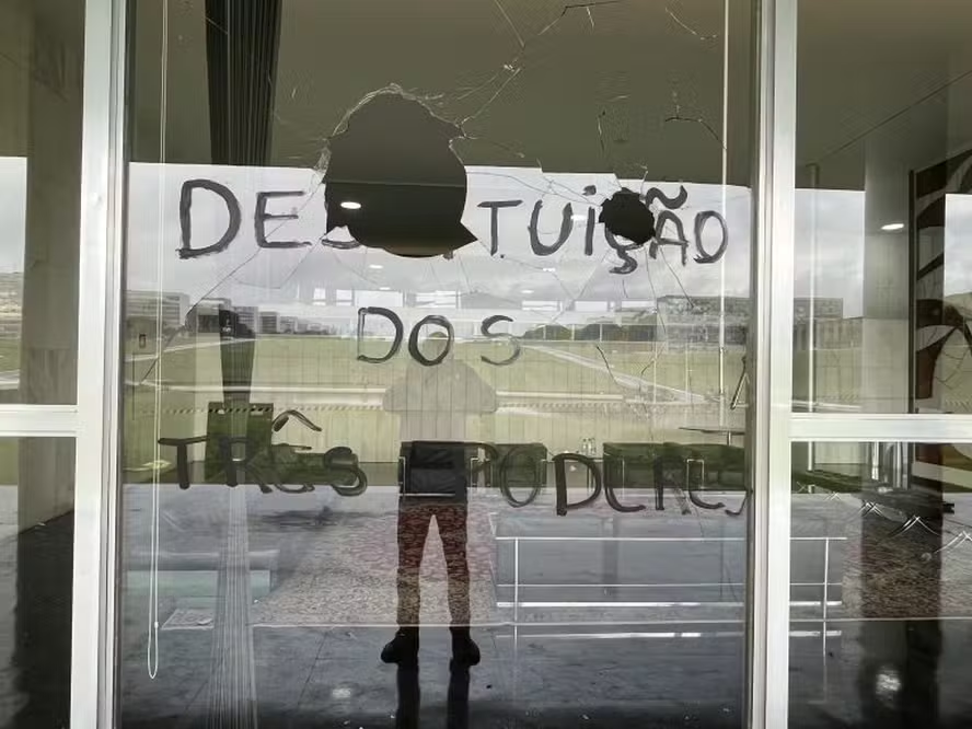 Destruição dos Três Poderes: Janela Quebrada em Brasília