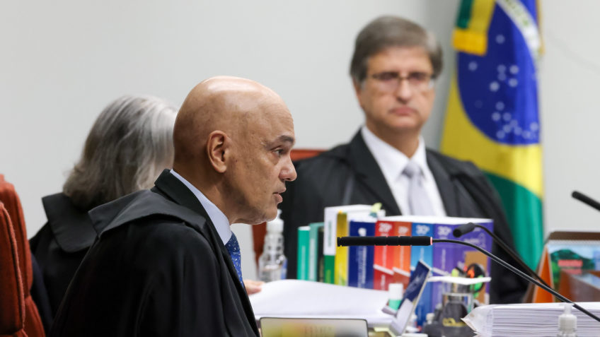 Sessão Judicial: Autoridade e Deliberação no Tribunal