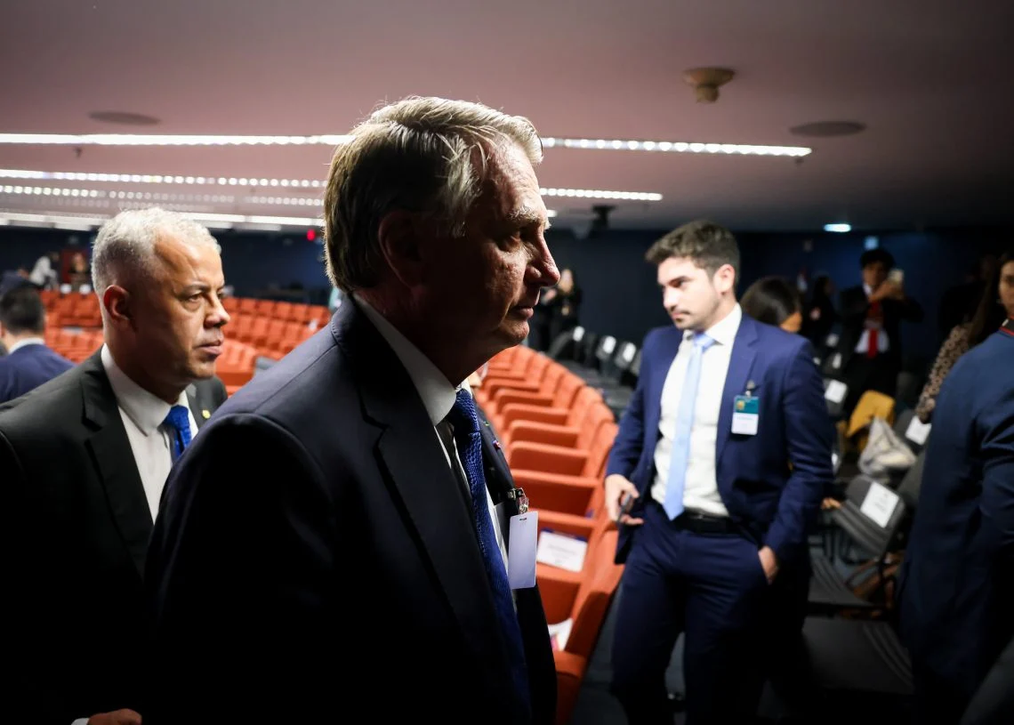 Bolsonaro em Evento Formal com Equipe e Auditório