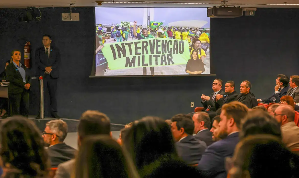 Análise Crítica de Movimentos Pró-Intervenção Militar