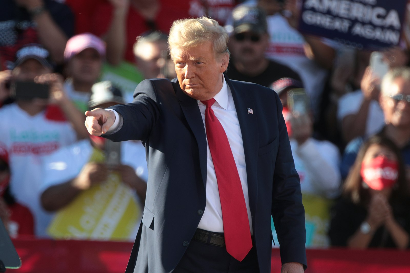 Donald Trump Aponta em Comício Político para Apoiadores