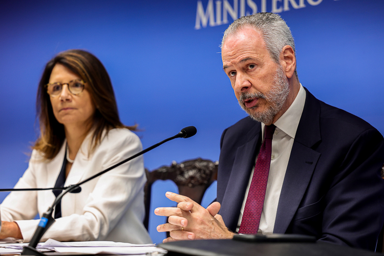 Autoridades em coletiva de imprensa, discutindo políticas públicas.