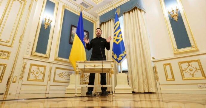 Zelenskyy Discursa com Bandeiras da Ucrânia em Contexto Oficial