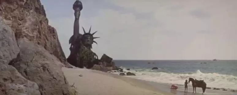 Estátua da Liberdade em ruínas na praia apocalíptica