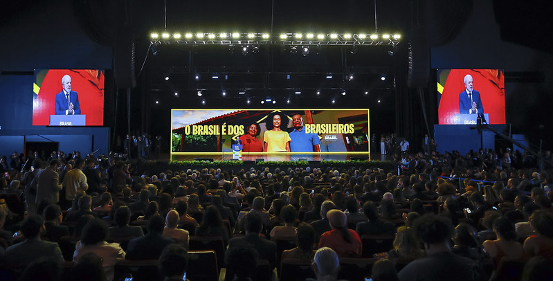 Lula em Discurso com Mensagem "O Brasil é dos Brasileiros"