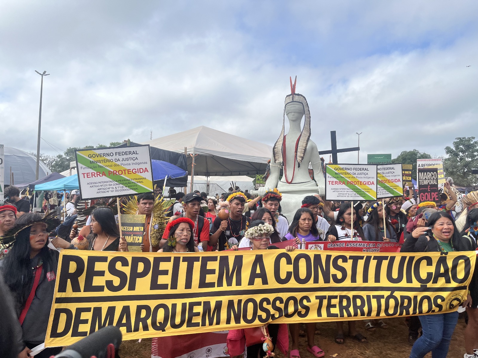 Manifestação Indígena: Respeito à Constituição e Demarcação