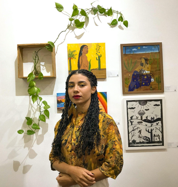 Mulher Artista e Exposição de Obras Culturais