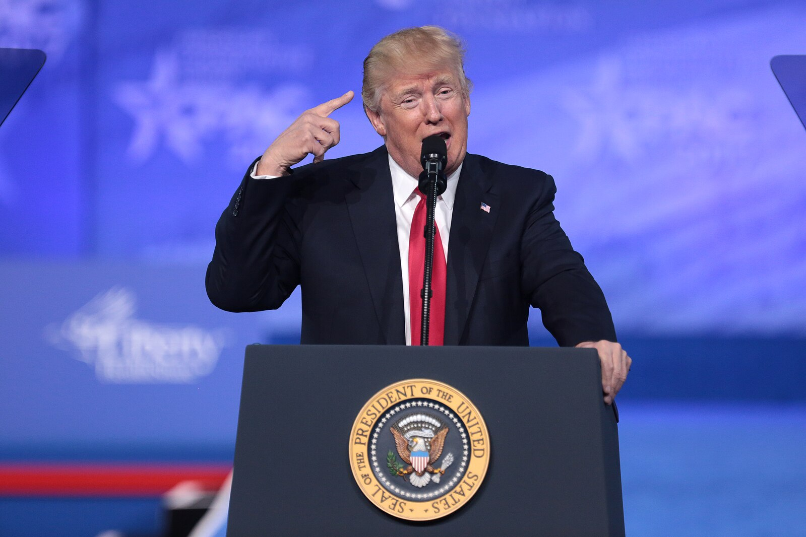 Donald Trump: Discurso Assertivo e Gesto Marcante