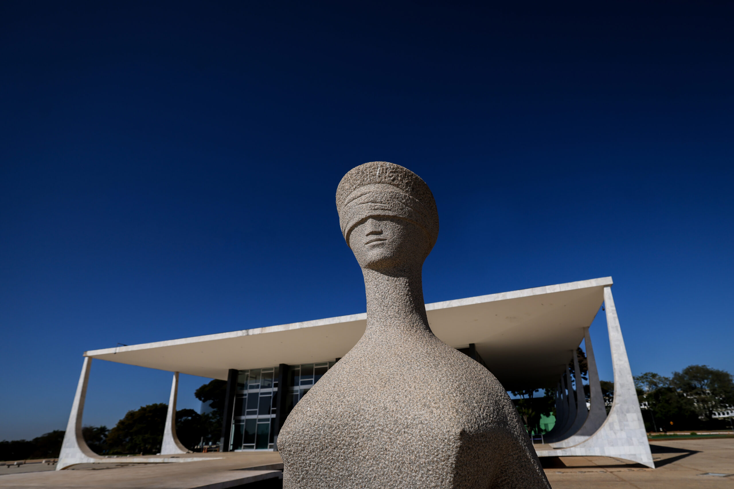 Estátua da Justiça e Supremo Tribunal Federal em Brasília
