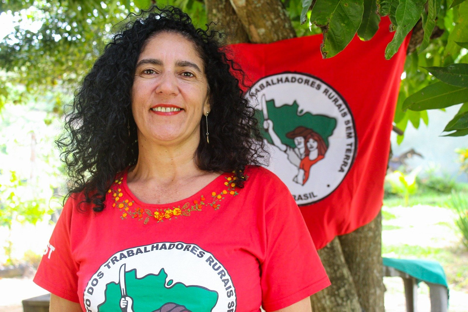 Ativista MST Sorrindo: Luta e Esperança no Campo