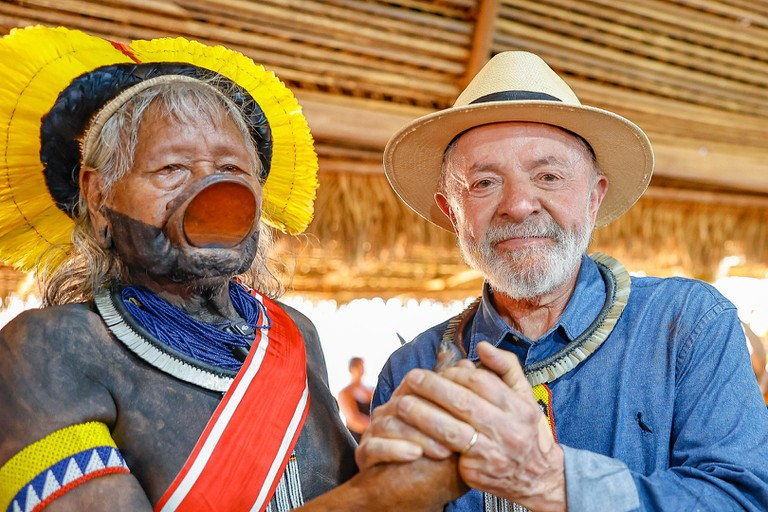 Lula e líder indígena: encontro e reconhecimento