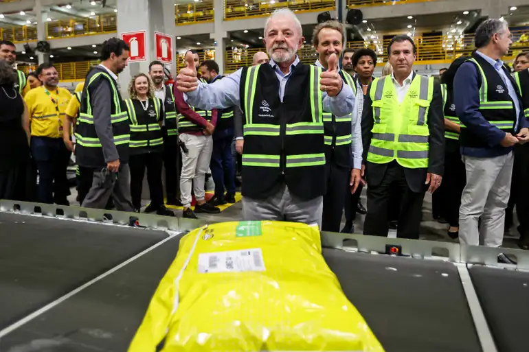 Lula em visita otimista a centro logístico Correios.