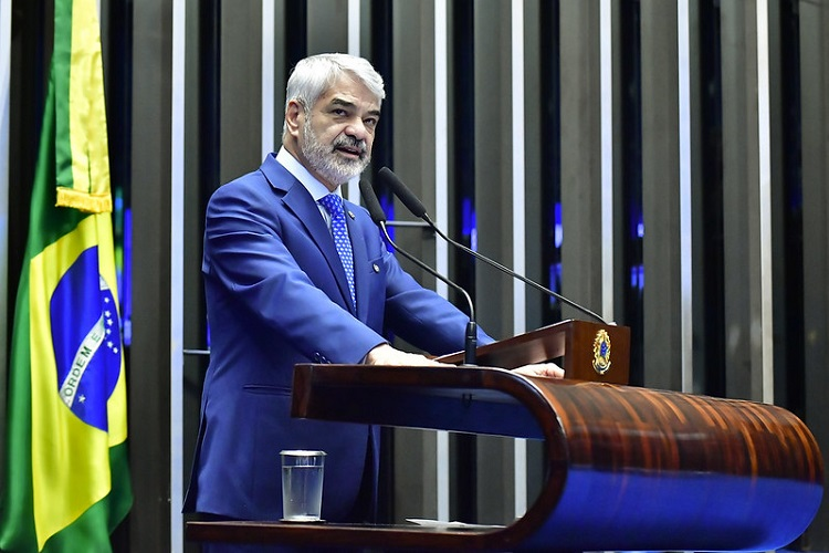 Político Brasileiro em Discurso Formal com Bandeira Nacional