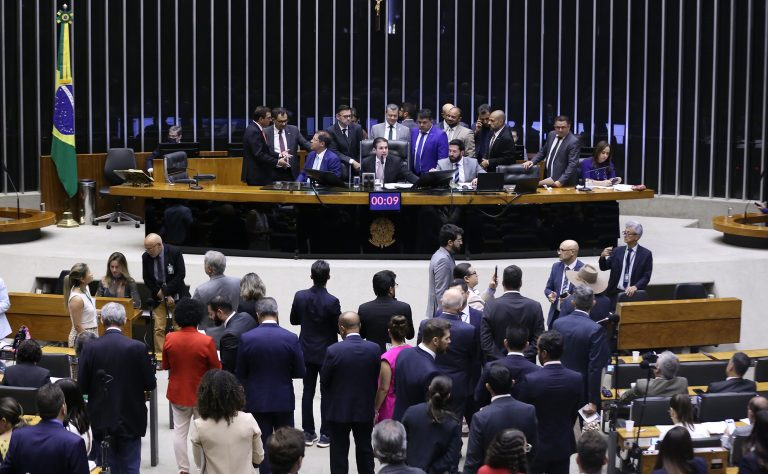 Câmara dos Deputados: Sessão e Diálogo Parlamentar