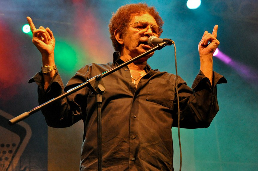 Músico brasileiro em performance vibrante: engajamento no palco