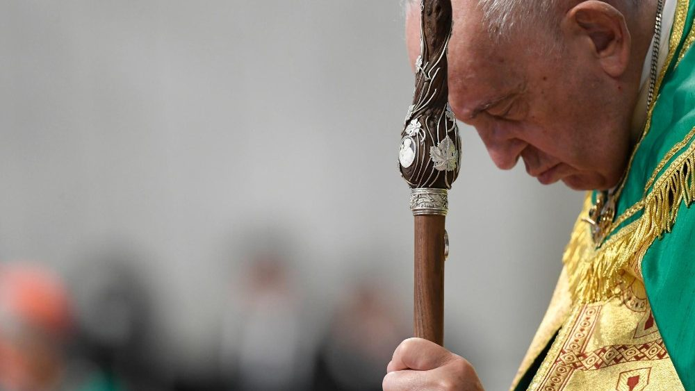 Papa Francisco em Oração Solene com Báculo Pastoral