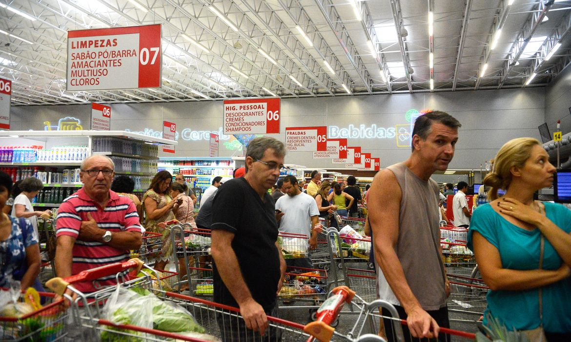 Consumo e Cotidiano: Filas em Supermercado Brasileiro