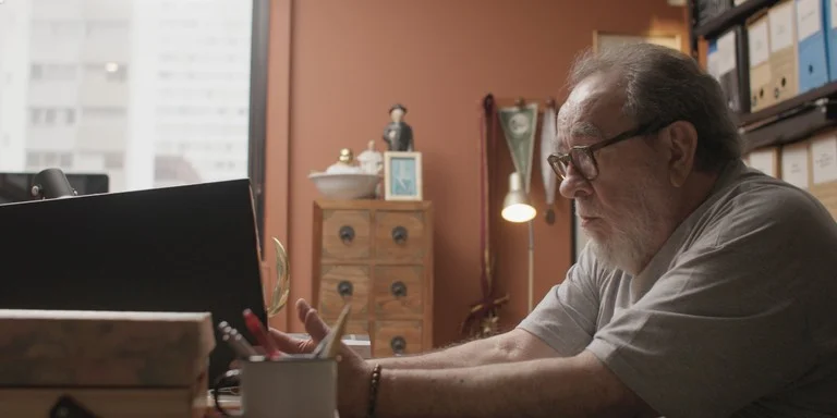 Foco e Conhecimento: Homem Sênior em Ambiente de Estudo