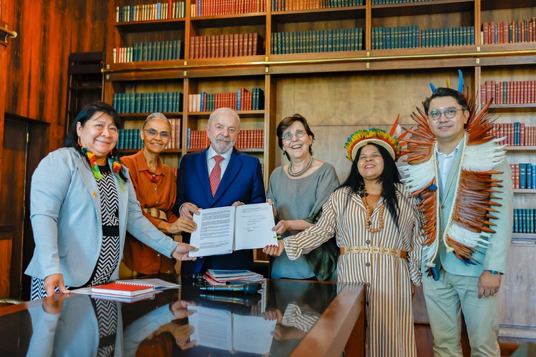 Lula e Líderes Indígenas: Demarcação de Terras e Futuro