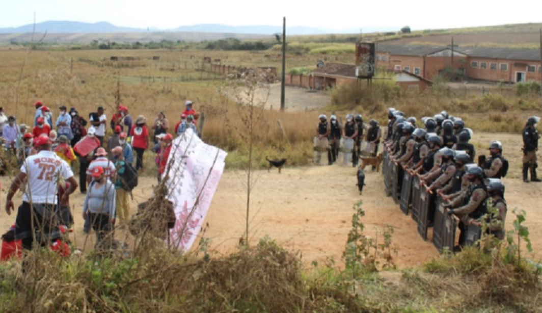 Confronto Rural: Manifestantes e Polícia em Disputa de Terra
