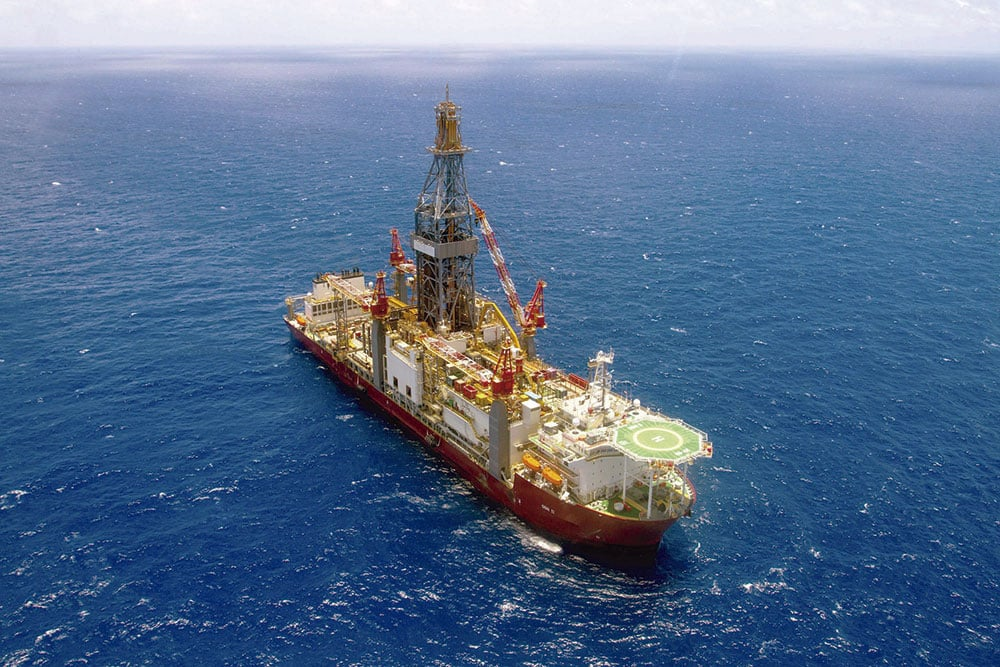 Navio Plataforma de Perfuração Offshore em Oceano Aberto