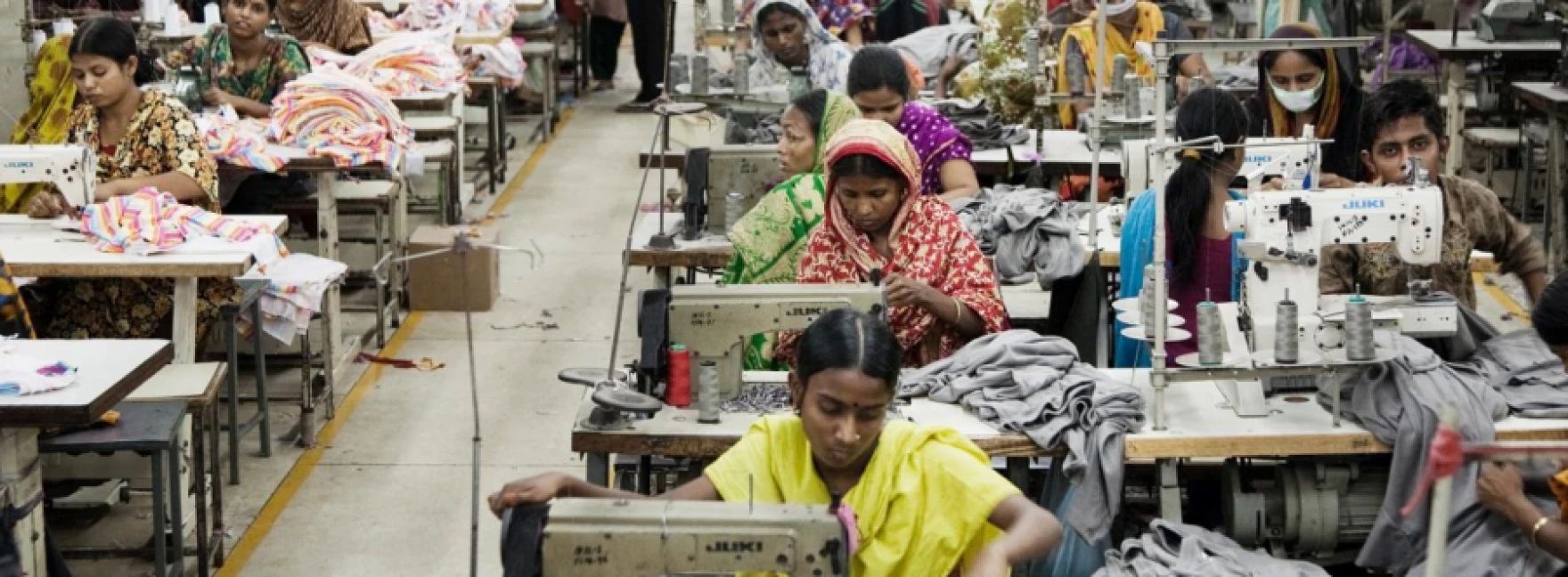 Mulheres e Homens Trabalhando em Fábrica de Roupas
