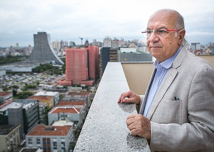 Homem idoso em cobertura urbana com vista para a cidade