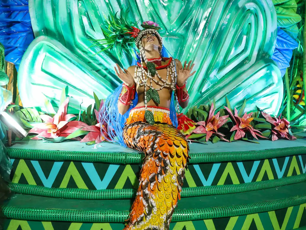 Carnaval Vibrante: Performer em Traje de Sereia Cultural