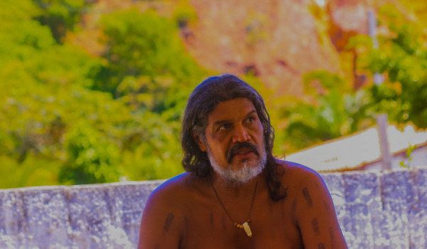 Retrato de Homem Indígena: Força e Tradição