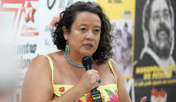 Mulher fala em evento político sobre questões nacionais