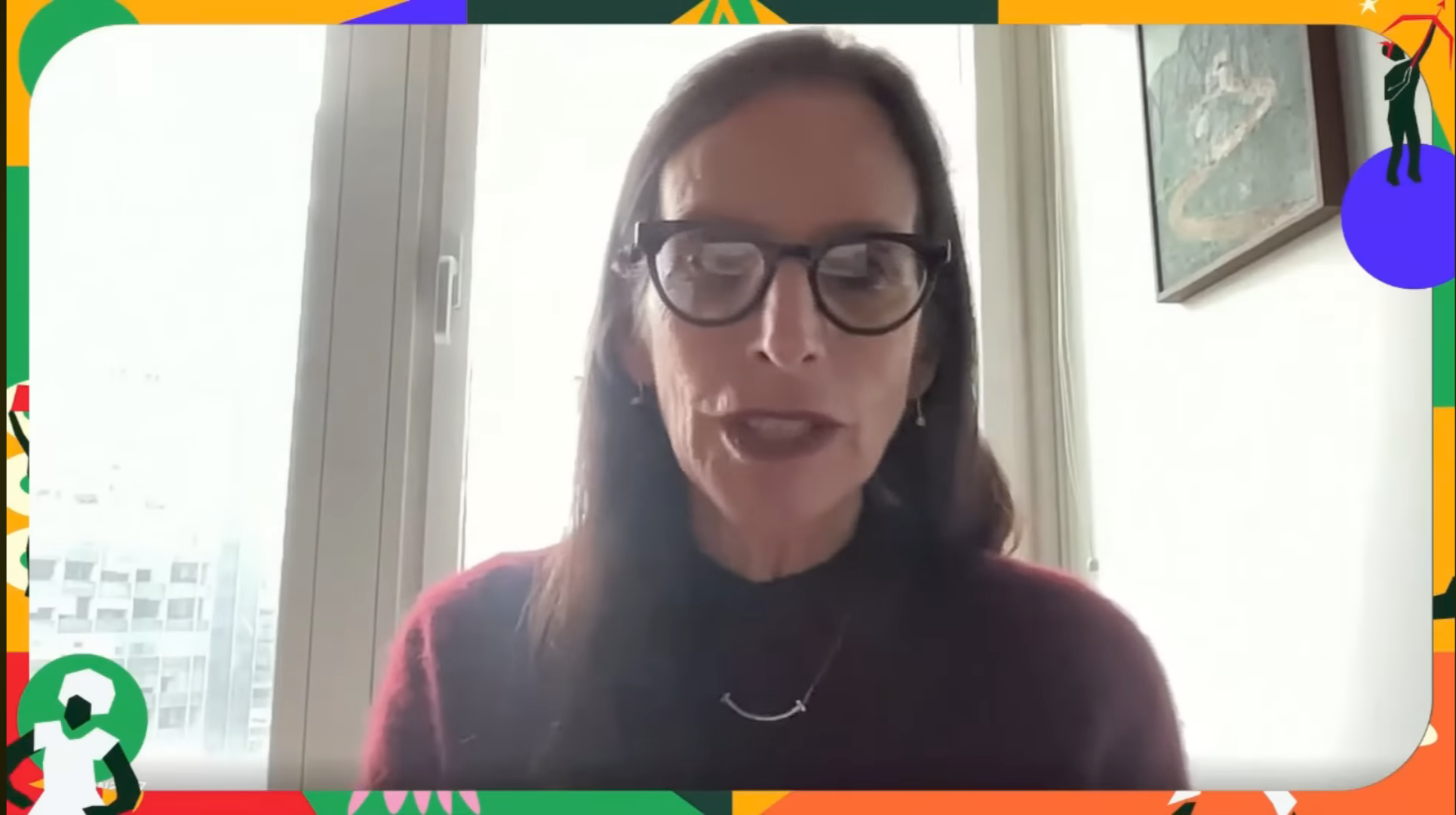 Especialista em videocall com moldura temática cultural.