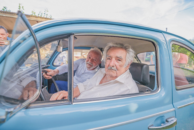 Lula e Mujica: Encontro Político Genuíno em Fusca Azul