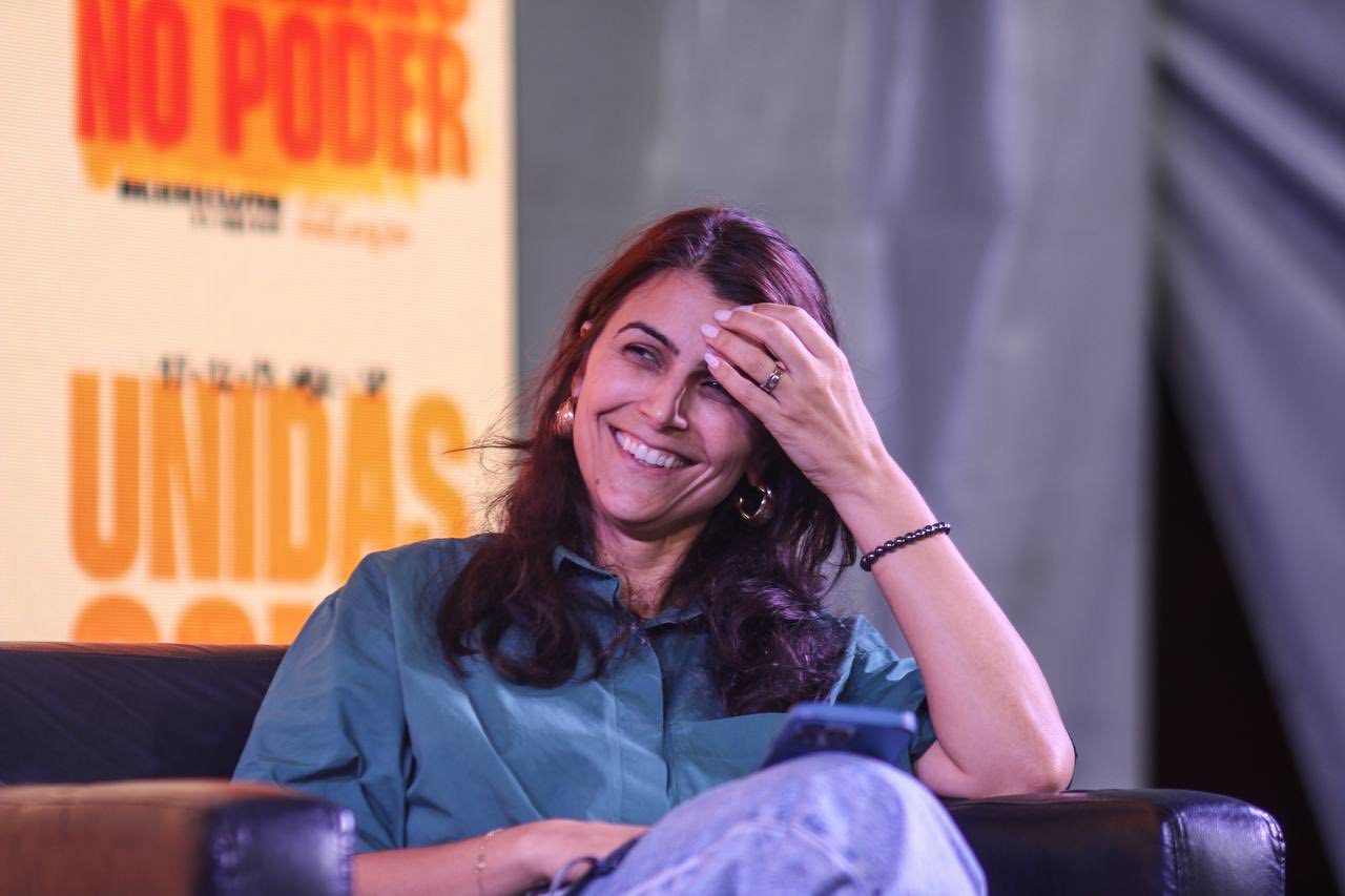 Mulher Sorridente em Evento: Unidas no Poder