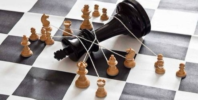 Xadrez: Rei Negro Caído, Poder Amarrado e Derrota Estratégica