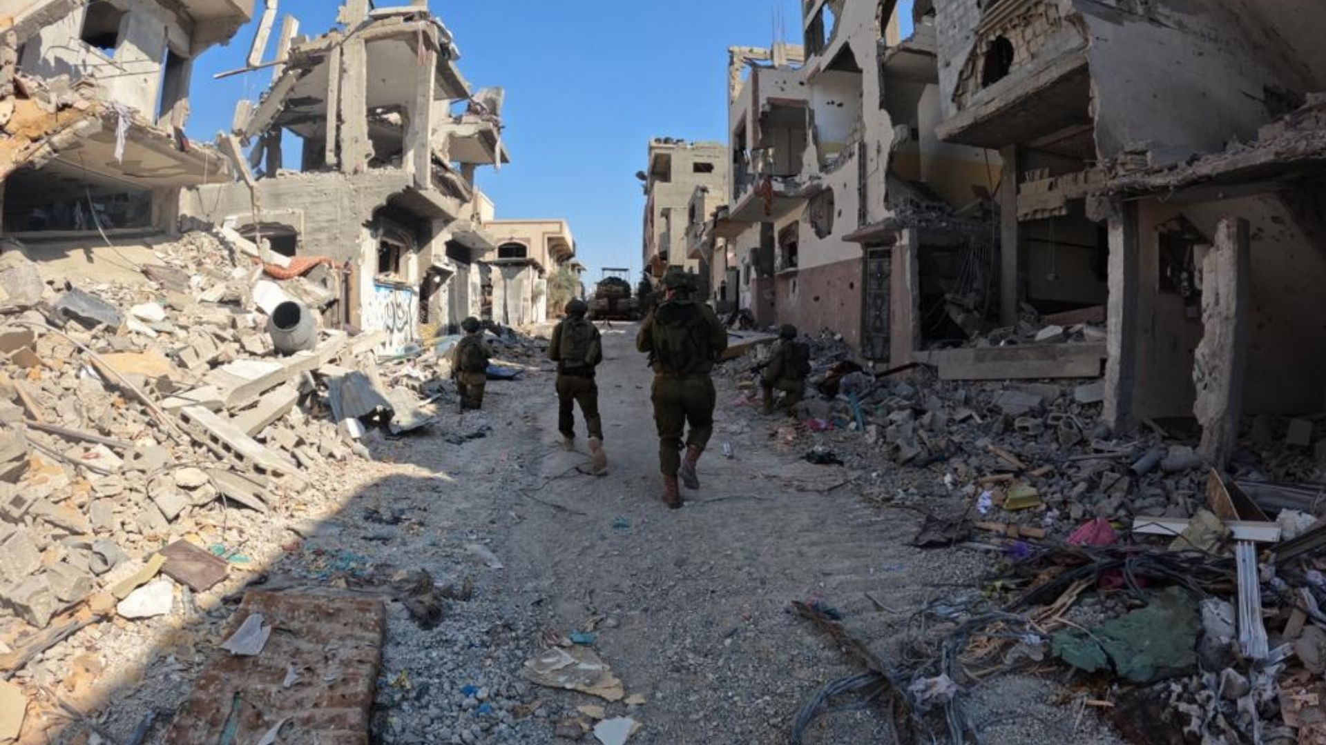 Destruição Urbana e Soldados Pós-Guerra