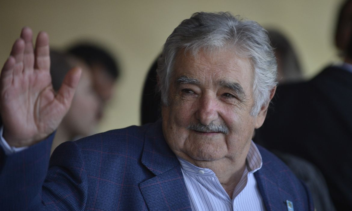 José Mujica, ex-presidente do Uruguai, acenando sorridente.