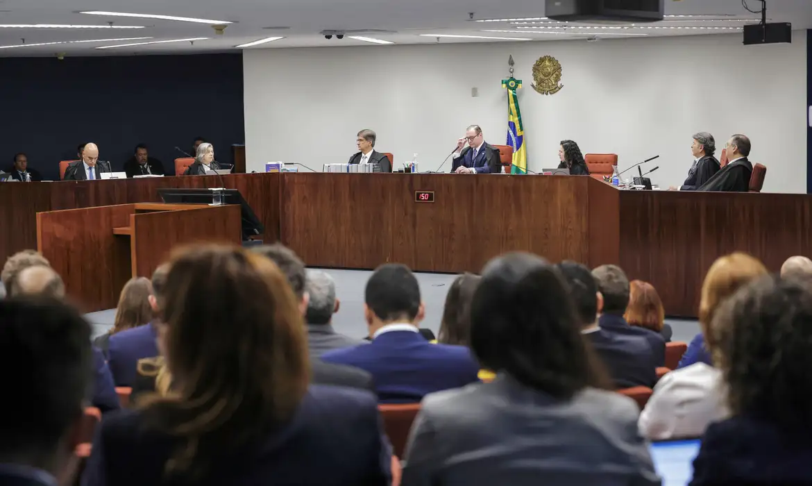 Sessão Oficial com Magistrados e Público em Plenário Brasileiro