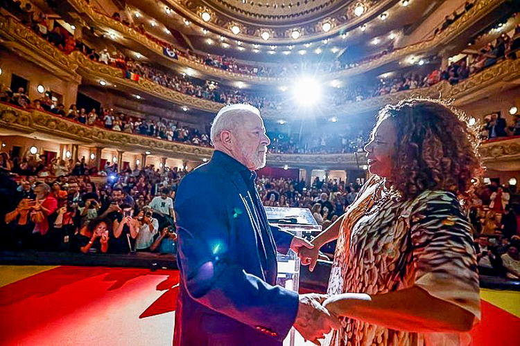 Lula e mulher se cumprimentam em evento político-cultural
