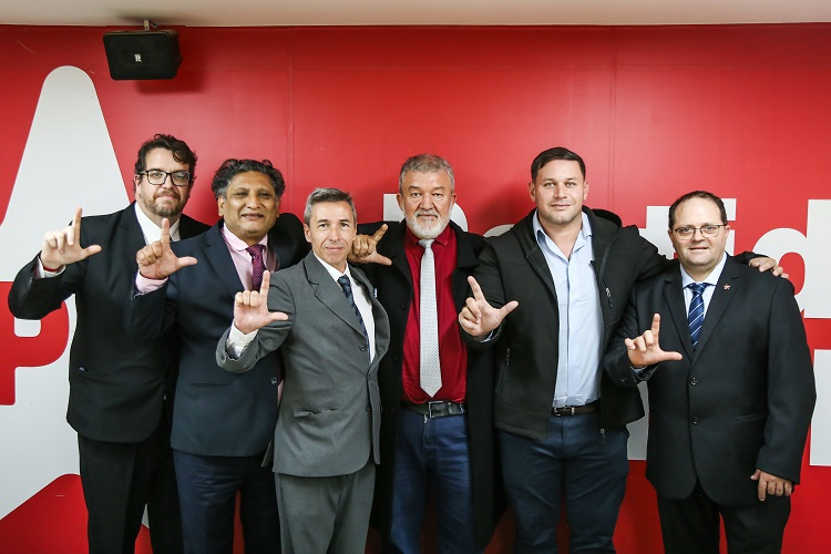 Lideranças em gesto político de união na Fundação Perseu Abramo