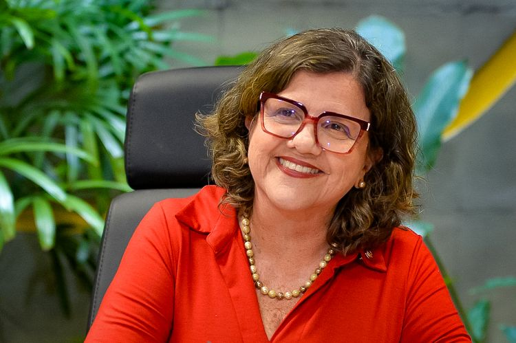 Liderança Feminina: Sorriso Otimista e Engajado