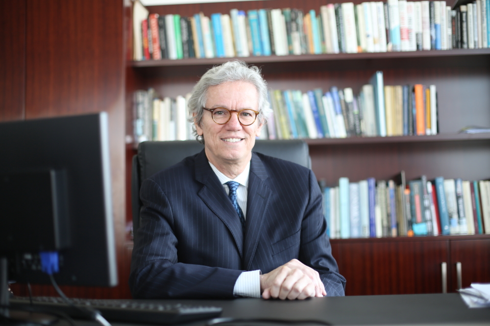 Retrato de Homem Profissional em Escritório com Livros