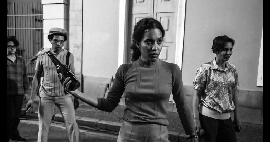 Mulher com Molotov em ato de resistência e protesto