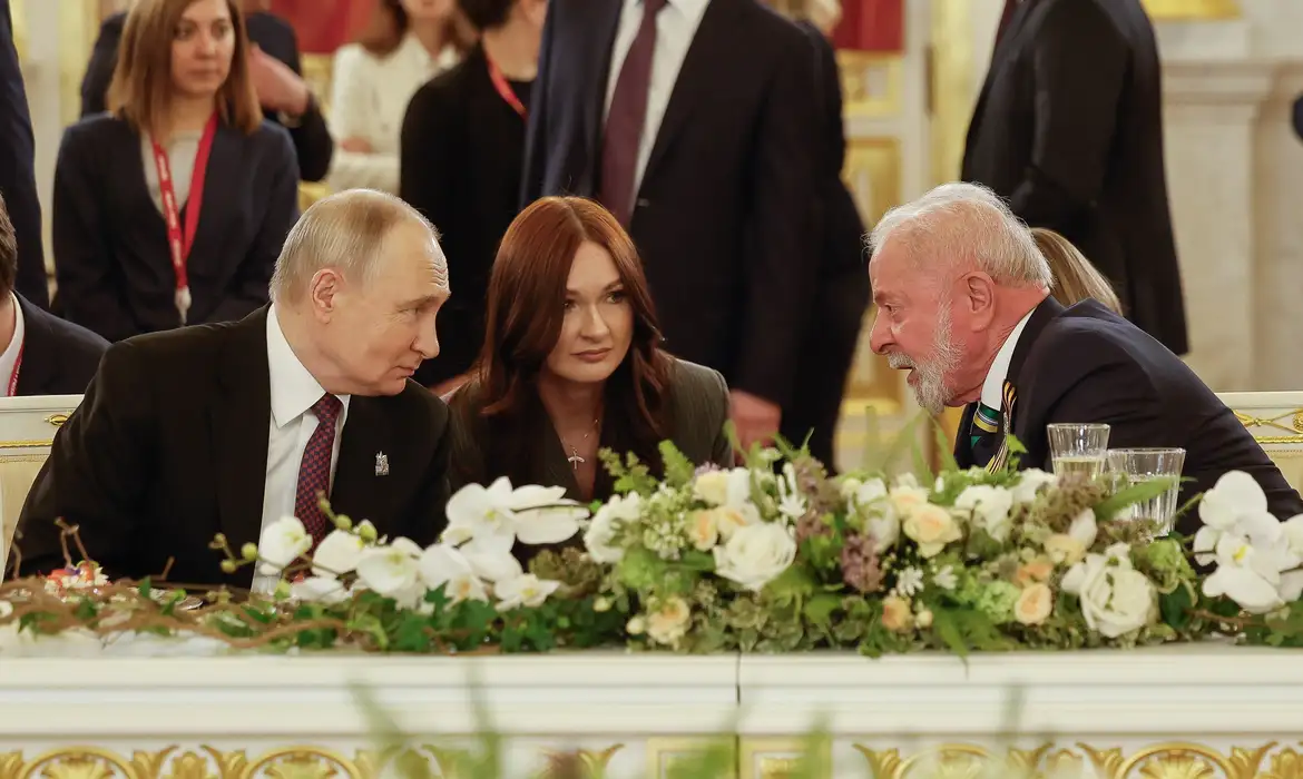 Lula, Putin e comitiva em diálogo diplomático