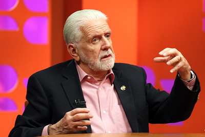 Líder experiente em debate vibrante no estúdio