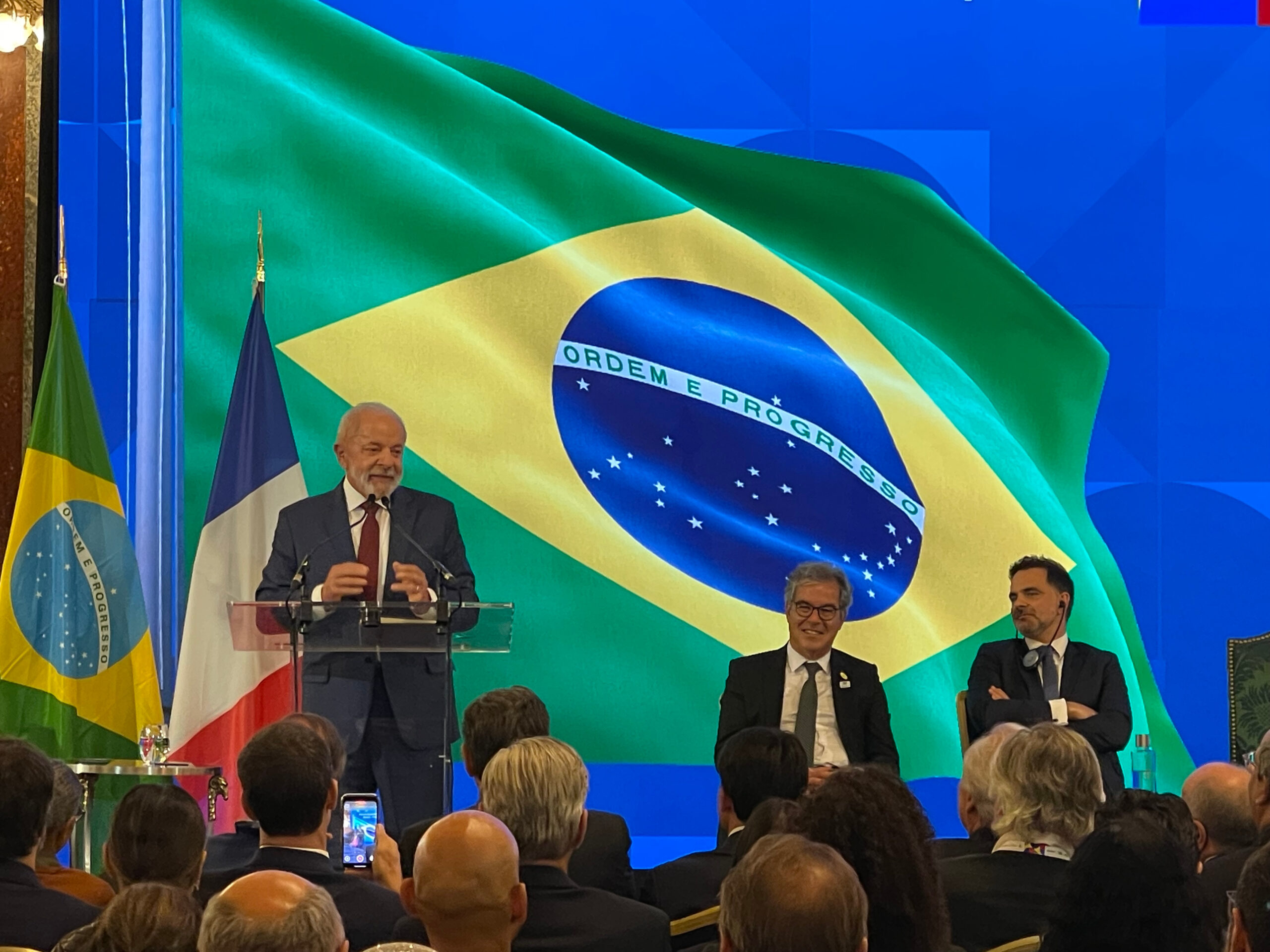 Lula em Discurso Oficial com Bandeiras do Brasil e França