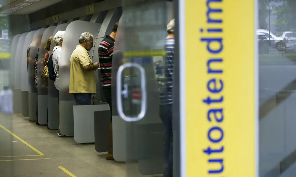 Pessoas em fila de autoatendimento