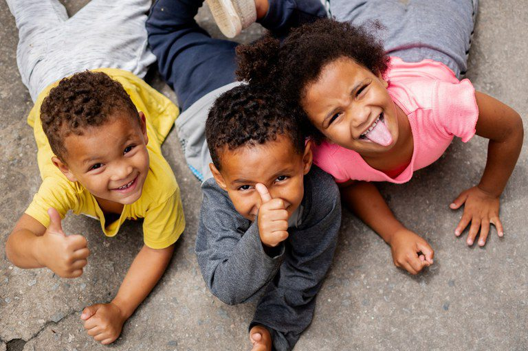 Crianças felizes e diversas: alegria e esperança na infância
