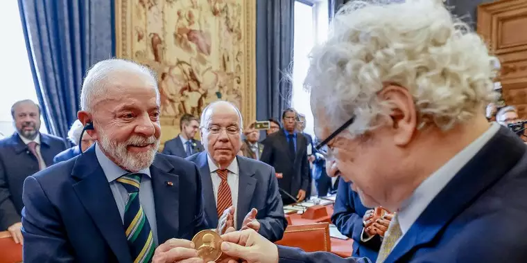 Lula recebe honraria em cerimônia formal